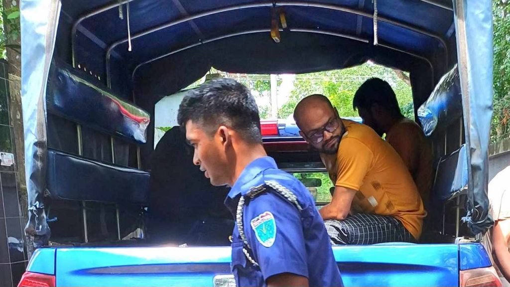 রেস্টহাউজে অসামাজিক কার্যকলাপে তিন তরুণ-তরুণী আটক