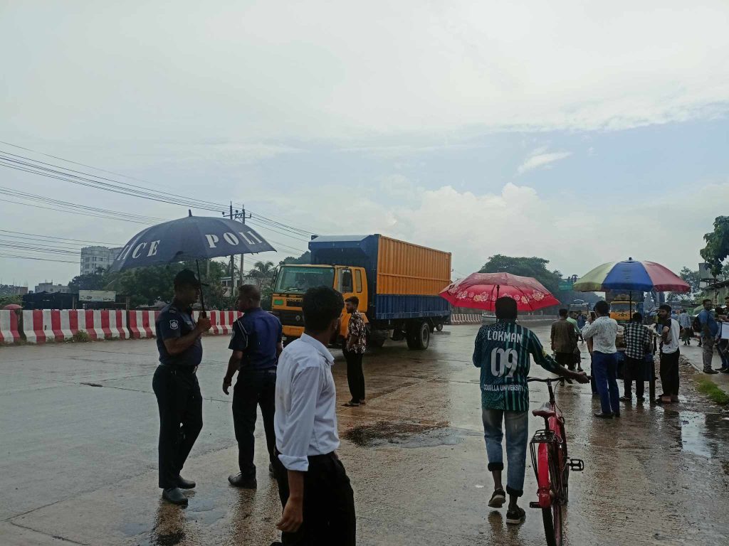 সাড়ে চার ঘণ্টা ঢাকা-চট্টগ্রাম মহাসড়ক অবরোধ করে রাখলো কুবি শিক্ষার্থীরা