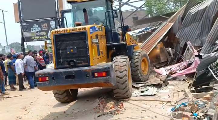 পাবনার ঈশ্বরদীতে রূপপুর পারমাণবিক বিদ্যুৎ প্রকল্প এলাকায় অবৈধ স্থাপনা উচ্ছেদ