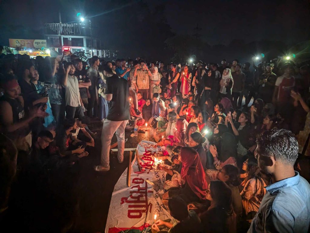 পুলিশের হামলা উপেক্ষা করে মহাসড়ক অবরোধ করলো কুবি শিক্ষার্থীরা, আহত অর্ধশতাধিক
