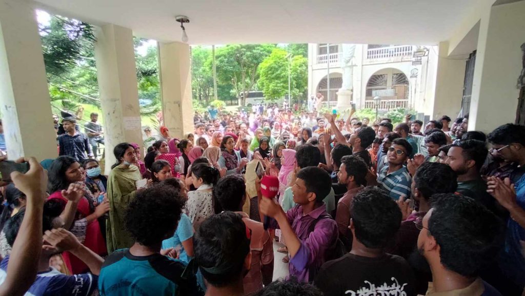 অনির্দিষ্টকালের জন্য বন্ধ কুবি, হল ত্যাগের নির্দেশে বিক্ষোভে উত্তাল কুবি