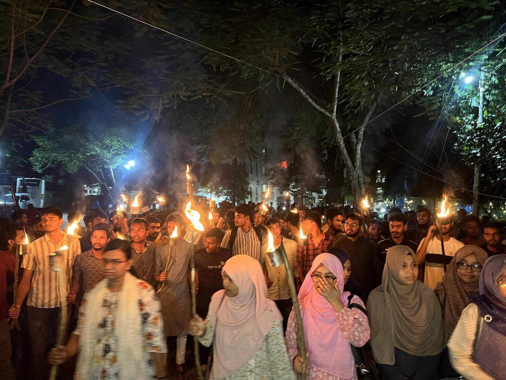 কোটা বাতিলের দাবিতে কুবিতে মশাল মিছিল