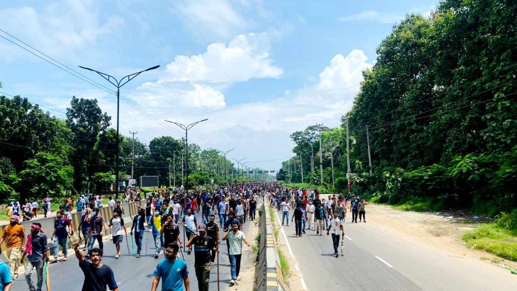 ঢাকা-আরিচা মহাসড়কে জাবি শিক্ষার্থীদের টহল