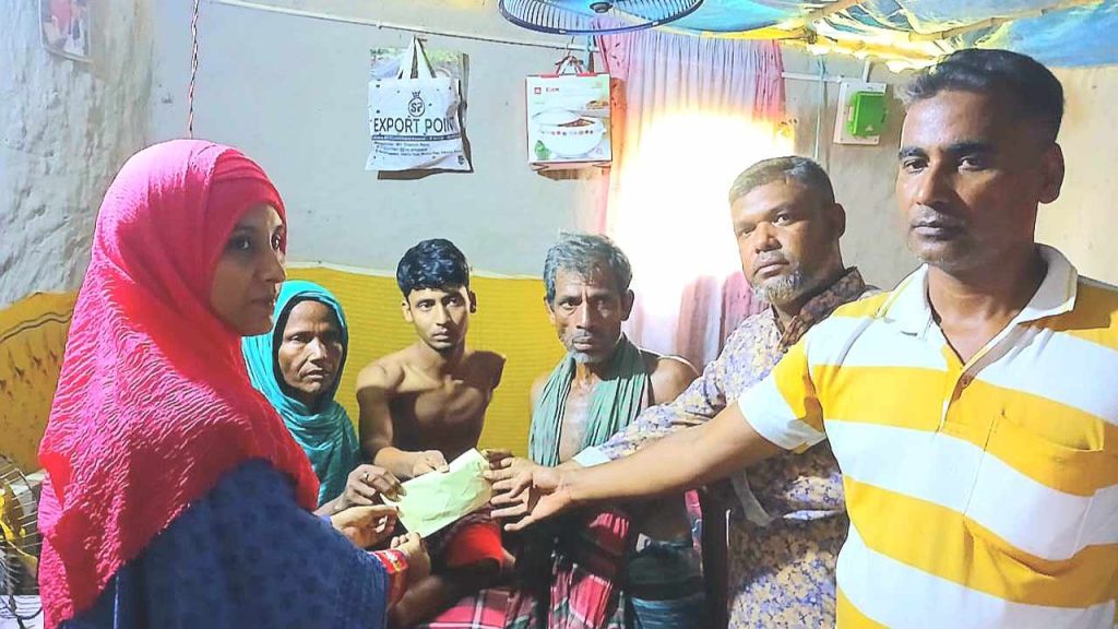 ধামইরহাটে বিদ্যুৎস্পৃষ্টে হাত-পা হারানো যুবককে জেলা প্রশাসকের সহায়তা