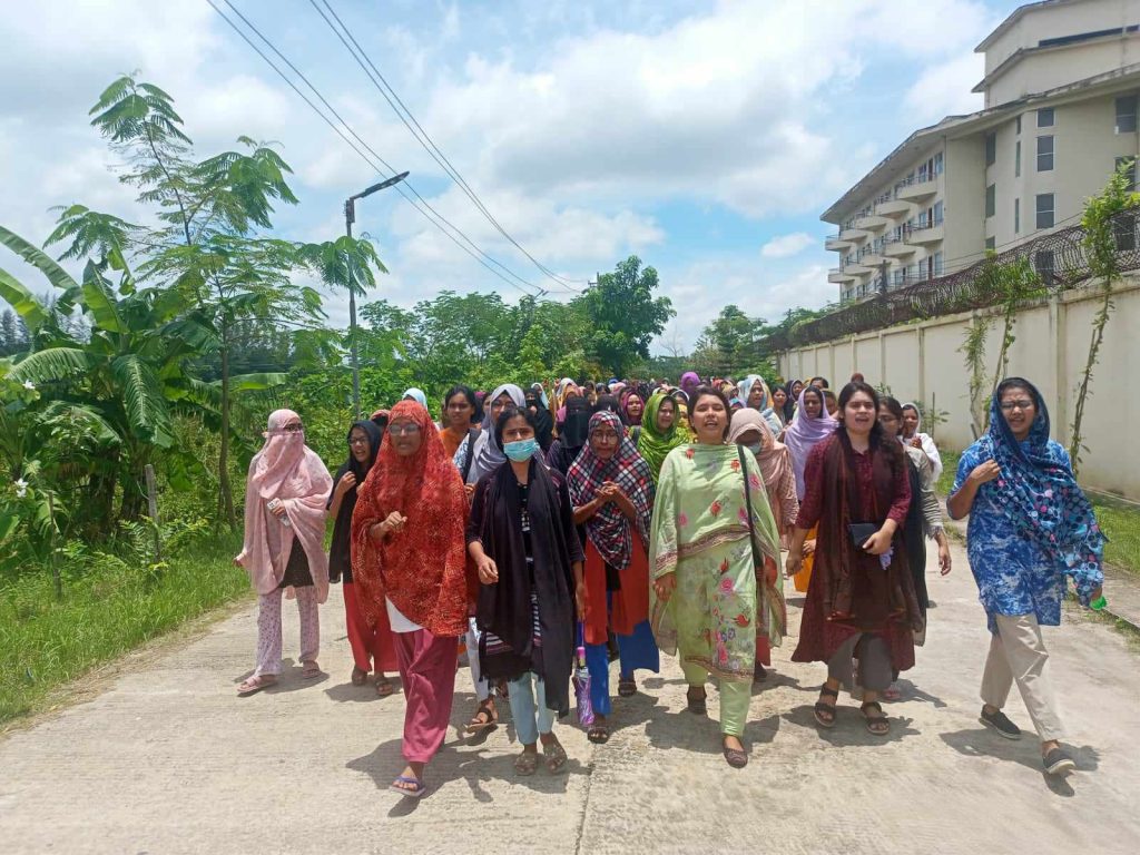 হল ত্যাগের নির্দেশে নোবিপ্রবিতে মেয়ে শিক্ষার্থীদের বিক্ষোভ