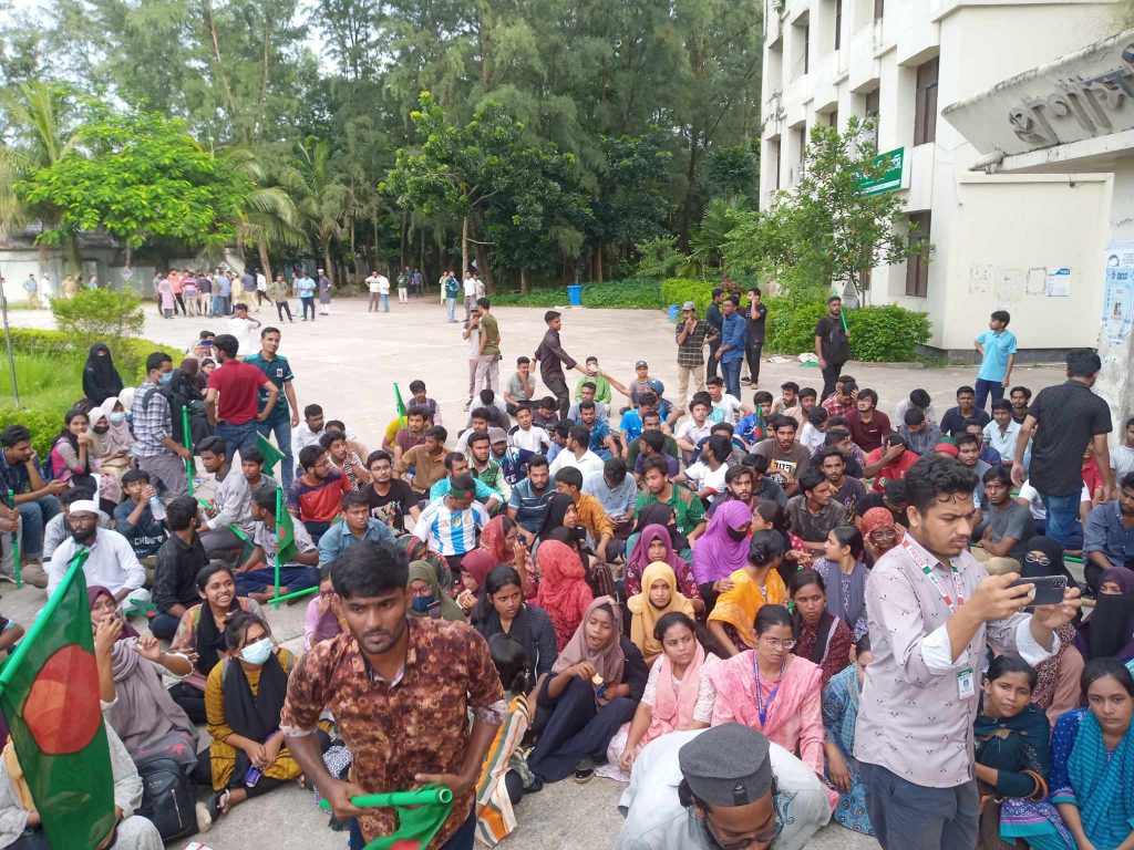 নোবিপ্রবি শিক্ষার্থীদের হল ছাড়ার নির্দেশ, প্রতিবাদে বিক্ষোভ