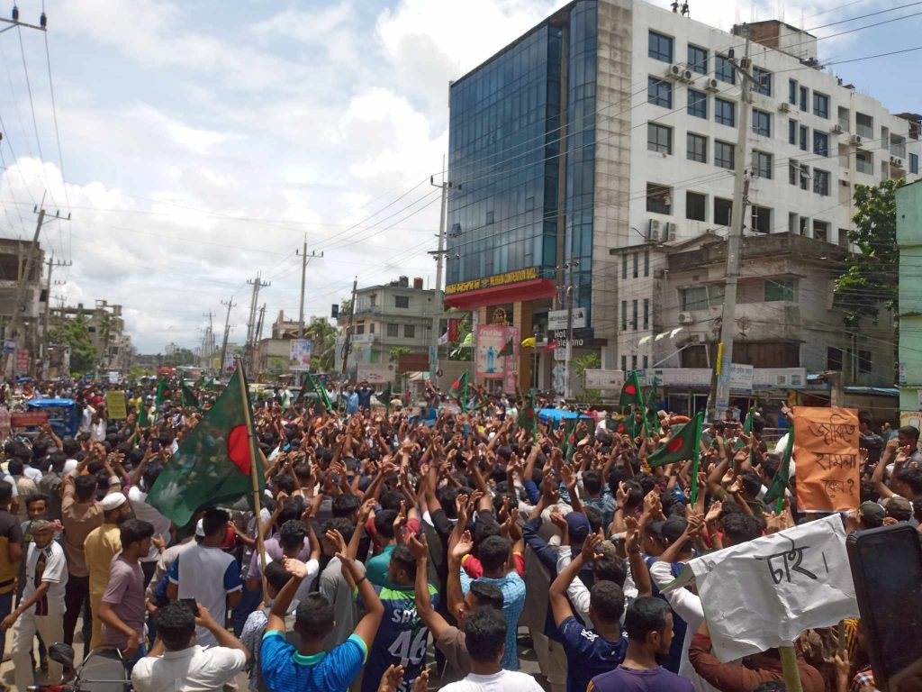শিক্ষার্থীদের উপর হামলার প্রতিবাদে নোয়াখালীতে বিক্ষোভ মিছিল