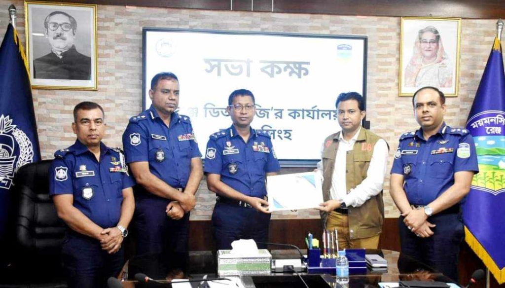 ময়মনসিংহে ডিআইজি কর্তৃক পুরষ্কৃত হলেন ওসি(ডিবি) ফারুখ হোসেন