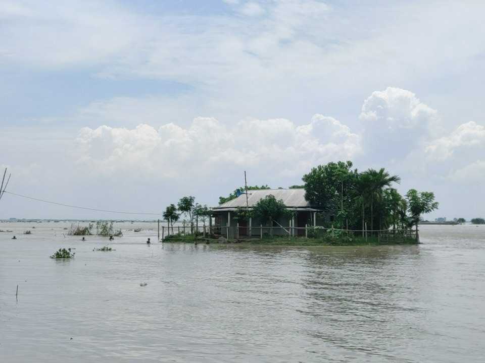 যমুনার পানি সামান্য কমলেও বিশুদ্ধ পানি ও খাবার সংকটে বানভাসি মানুষ
