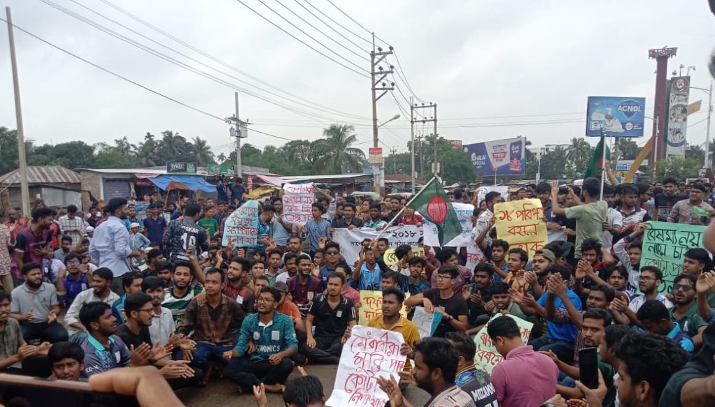 বেরোবি শিক্ষার্থীদের অবরোধে ঢাকা-রংপুর মহাসড়কে তীব্র যানজট