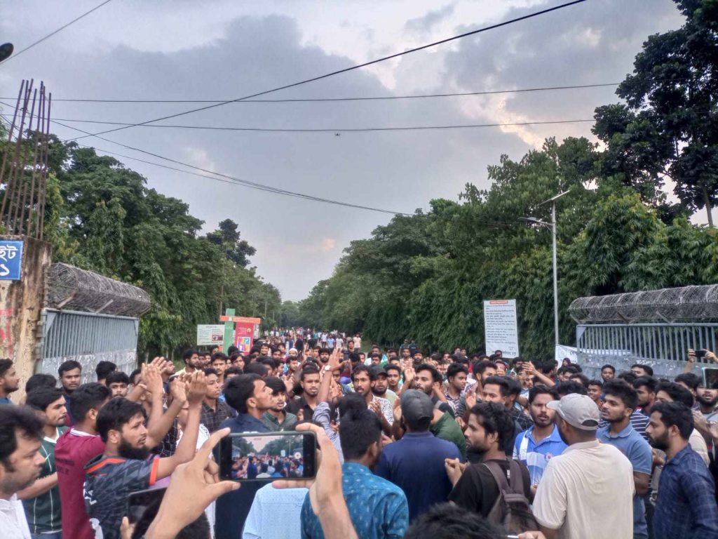 'বাংলা ব্লকেড' কর্মসূচিতে শিক্ষার্থীদের উপর হামলার প্রতিবাদে বেরোবিতে বিক্ষোভ মিছিল