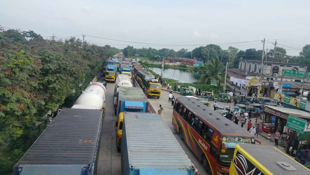 ৪ ঘন্টা ঢাকা-চট্টগ্রাম মহাসড়কে যান চলাচল আটকে রাখলো কুবি শিক্ষার্থীরা
