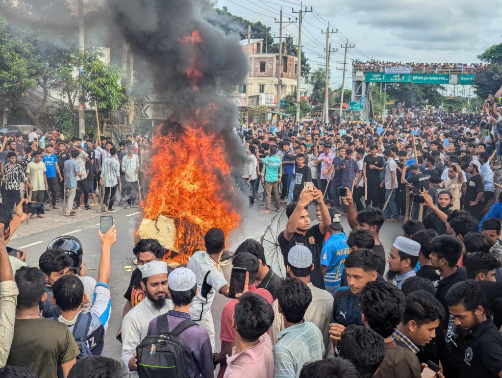 কুবি সহ কুমিল্লার অন্যান্য শিক্ষা প্রতিষ্ঠানের শিক্ষার্থীদের মহাসড়ক অবরোধ