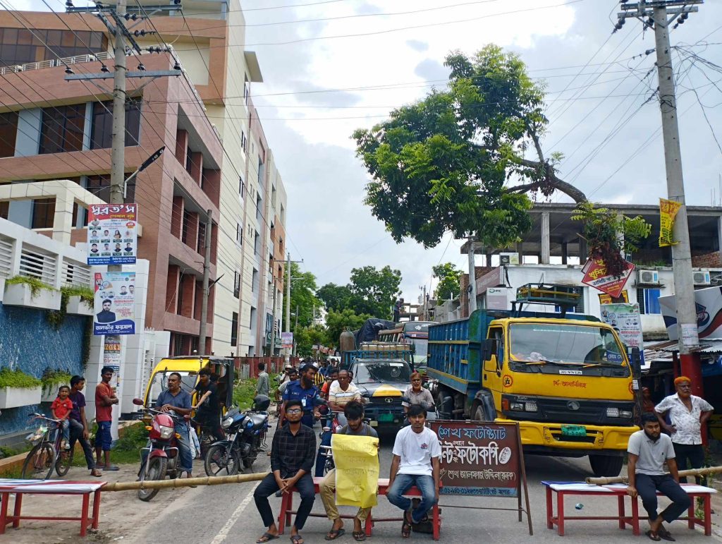 কোটা সংস্কারের দাবিতে যবিপ্রবির শিক্ষার্থীদের ঢাকা-চৌগাছা সড়ক অবরোধ