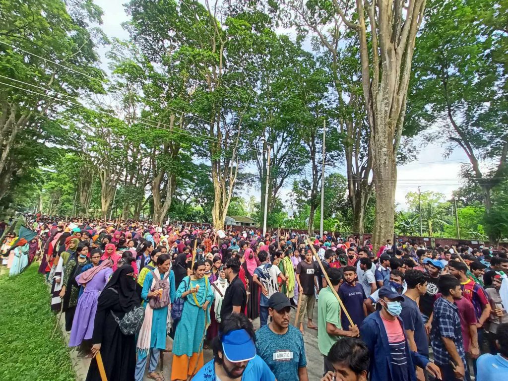 কোটা আন্দোলনকারিদের ধাওয়ায় রাবি ক্যাম্পাস ছাড়া ছাত্রলীগ