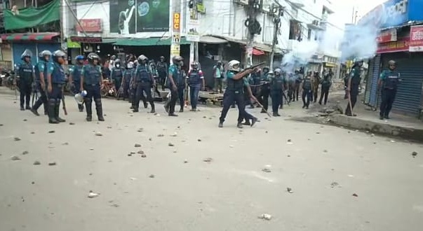 শিক্ষার্থী-পুলিশ সংঘর্ষে রণক্ষেত্র খুলনা