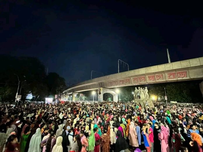 মধ্যরাতে বিক্ষোভে উত্তাল ঢাবি, ছাত্রলীগ নেতাদের পদত্যাগের ঘোষণা