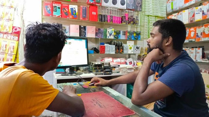 ধামইরহাটে ইন্টারনেটের যুগেও মেমোরি কার্ড লোডের জনপ্রিয়তা