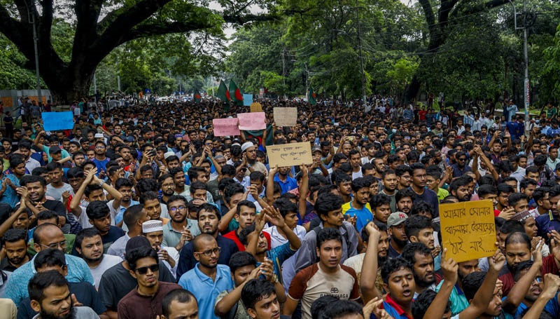 দাবি আদায়ে রাজপথে কোটাবিরোধীরা