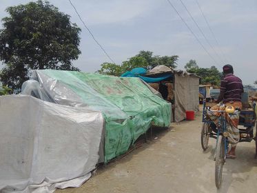কুড়িগ্রামে বন্যা, রাস্তায় আশ্রয় নিচ্ছে এলাকাবাসী