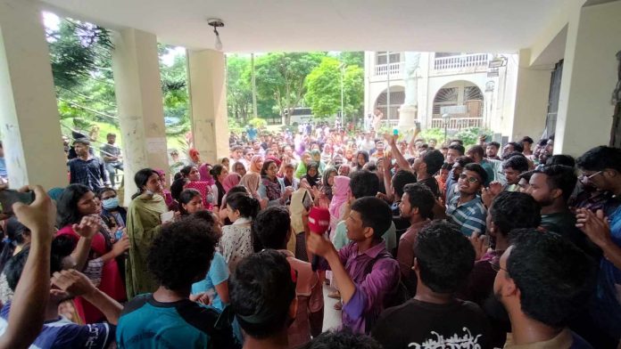 অনির্দিষ্টকালের জন্য বন্ধ কুবি, হল ত্যাগের নির্দেশে বিক্ষোভে উত্তাল কুবি