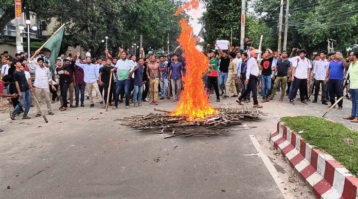 পুলিশের সামনেই কোটা আন্দোলনকারীদের পেটাল ছাত্রলীগ, আহত অর্ধশতাধিক