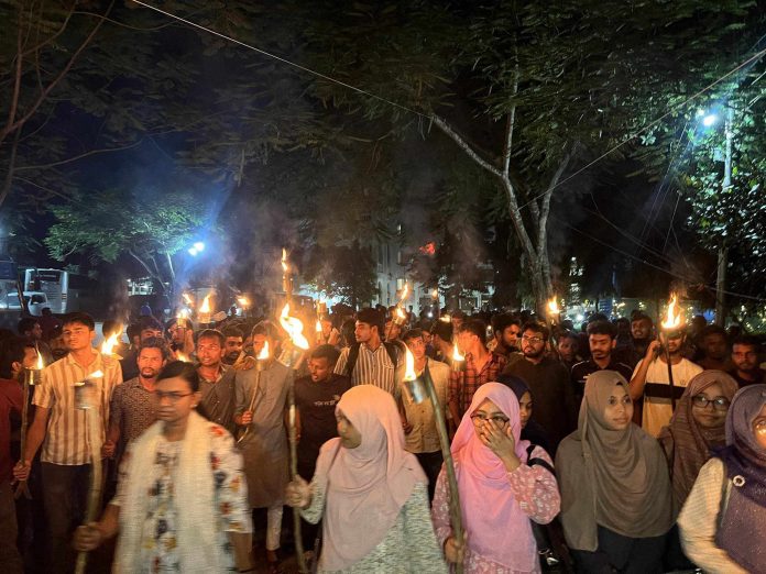 কোটা বাতিলের দাবিতে কুবিতে মশাল মিছিল