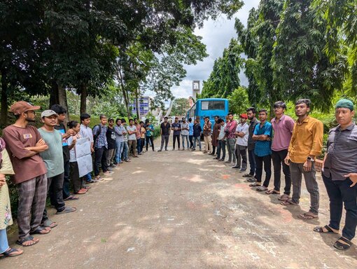 কুবিতে বৈষম্য বিরোধী আন্দোলনের সমন্বয়কে মারধরে প্রতিবাদে মানববন্ধন