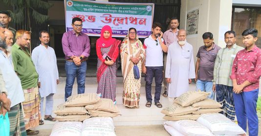 ধামইরহাটে বিনামূল্যে কৃষকের মাঝে সার ও বীজ বিতরণ