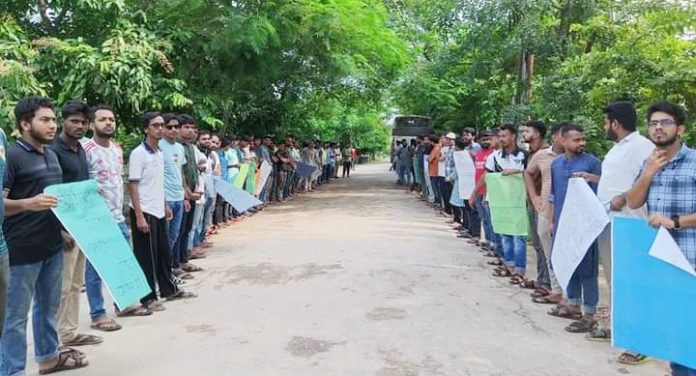 কোটা বাতিল আন্দোলনে নজরুল বিশ্ববিদ্যালয়ে বিক্ষোভ