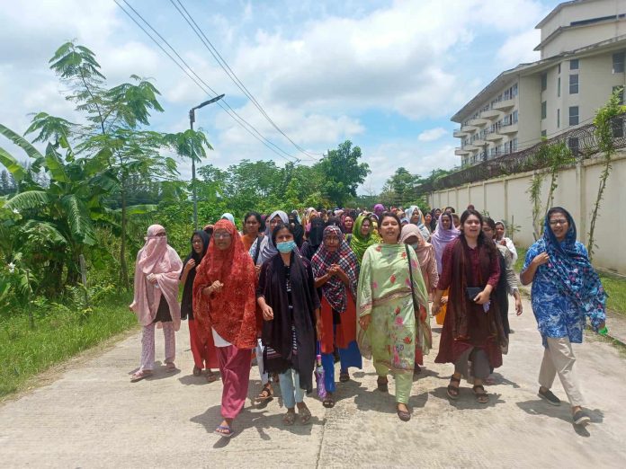 হল ত্যাগের নির্দেশে নোবিপ্রবিতে মেয়ে শিক্ষার্থীদের বিক্ষোভ