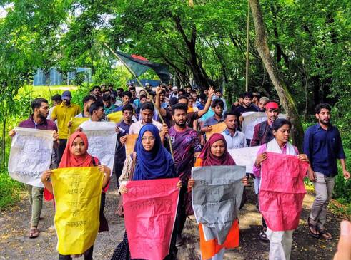 কোটা না মেধা? মেধা মেধা - স্লোগানে উত্তাল নোবিপ্রবি