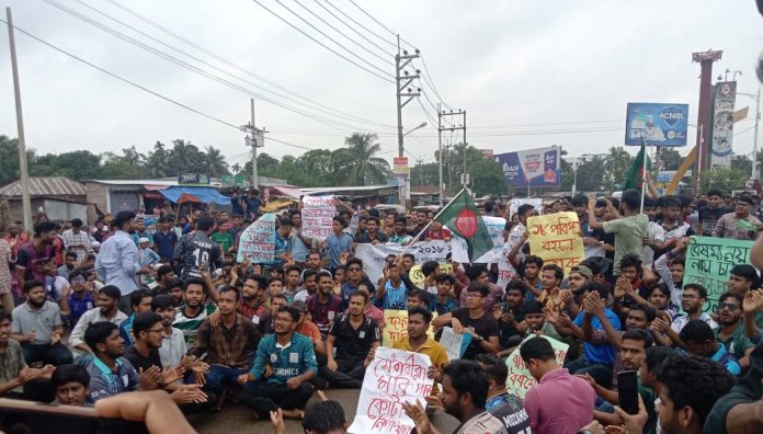 বেরোবি শিক্ষার্থীদের অবরোধে ঢাকা-রংপুর মহাসড়কে তীব্র যানজট