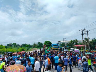'কোটা নাকি মেধা?' ঢাকা-চট্রগ্রাম মহাসড়ক অবরোধে কুবি শিক্ষার্থীরা