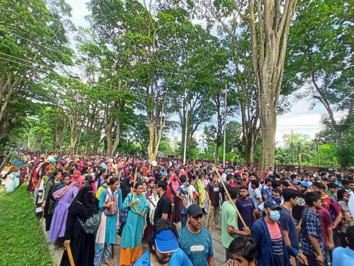 কোটা আন্দোলনকারিদের ধাওয়ায় রাবি ক্যাম্পাস ছাড়া ছাত্রলীগ