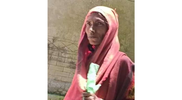 বাড়ী থেকে বিতাড়িত মুক্তিযোদ্ধার মেয়ে, বসবাস কবরস্থানে