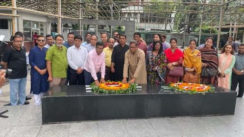 ধানমন্ডি-৩২ নাম্বারে বঙ্গবন্ধুর প্রতিকৃতিতে ইবি বঙ্গবন্ধু পরিষদের শ্রদ্ধাঞ্জলি