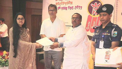 নওগাঁয় জিপিএ-৫ প্রাপ্তদের সংবর্ধনা দিয়েছে ইথেন এন্টারপ্রাইজ