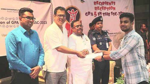 নওগাঁয় জিপিএ-৫ প্রাপ্তদের সংবর্ধনা দিয়েছে ইথেন এন্টারপ্রাইজ