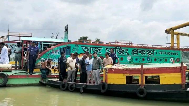 রায়পুরায় অবৈধভাবে বালু উত্তোলনে২টি ড্রেজার জব্দ ও ১০ লক্ষ টাকা জরিমানা