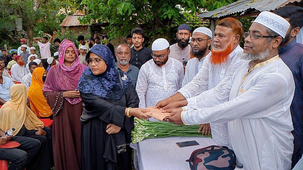নওগাঁর আত্রাইয়ে ছাত্র আন্দোলনে শহীদের স্মরনে দোয়া ও নগদ অর্থ প্রদান