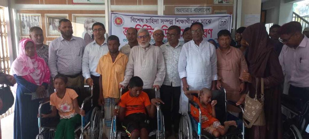 নীলফামারীতে শিক্ষা অফিসের উদ্যোগে একশত শিক্ষার্থীকে এ্যাসিসটিভ ডিভাইস বিতরণ