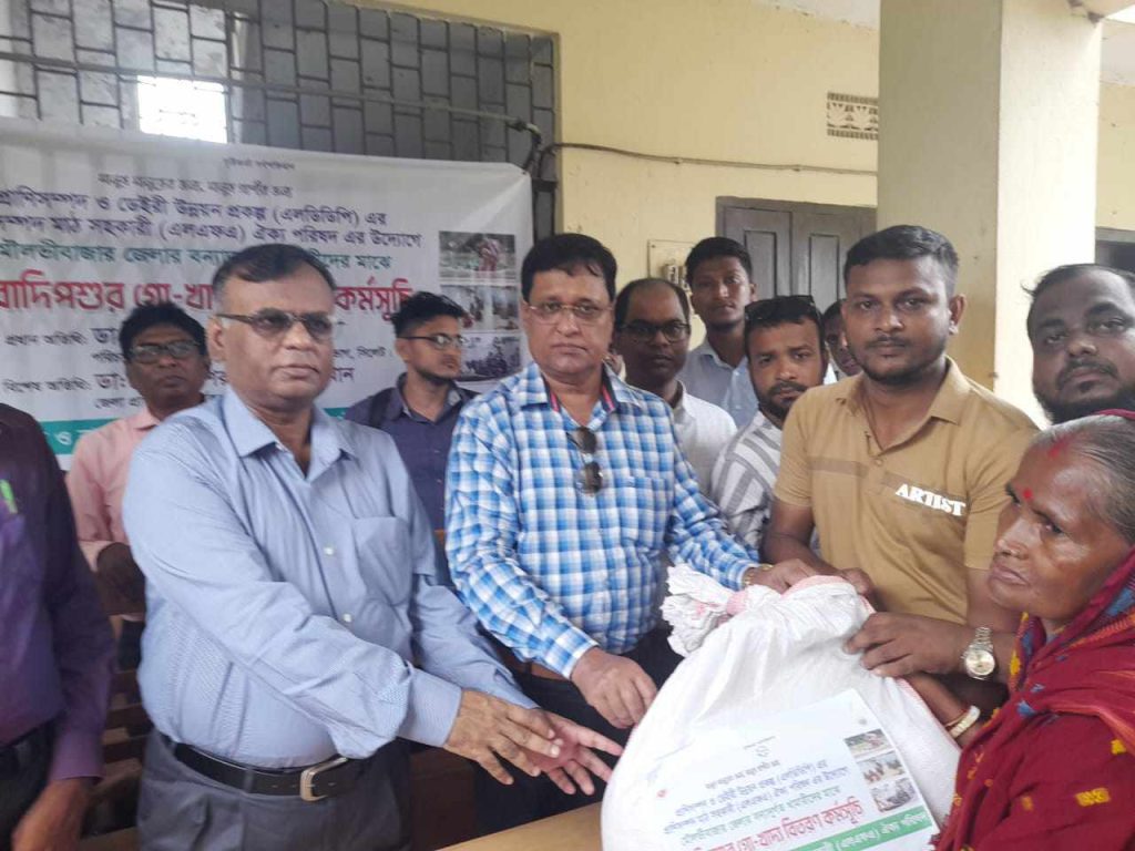 মৌলভীবাজারে বন্যাদুর্গত খামারিদের মাঝে গবাদি পশুর গো-খাদ্য বিতরণ কর্মসূচি