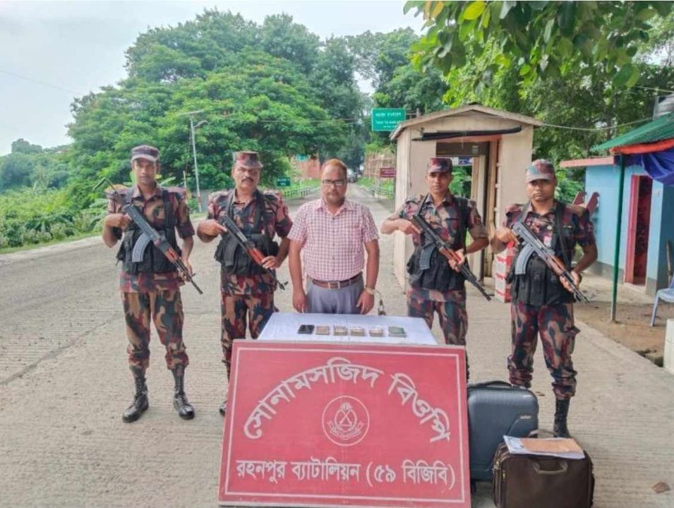 ভারত পালানোর সময় সিটি কর্পোরেশন হিসাব রক্ষক আটক