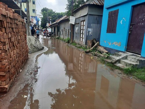চরভদ্রাসনে বৃষ্টির পানিতে ডুবেছে পাকা রাস্তা, গ্রামবাসীর ভোগান্তি