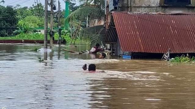 ত্রাণ চাইনা, বন্যায় বাঁধ ভাঙার স্থায়ী সমাধান চাই!