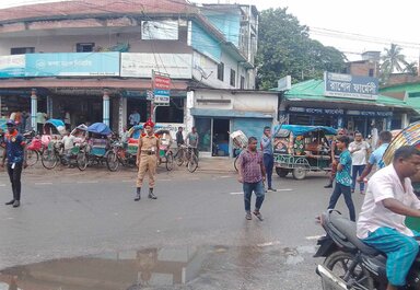 নীলফামারীতে যানজট নিরসনে ফায়ার সার্ভিস, বেএনসিসি ও সাধারণ শিক্ষার্থীরা