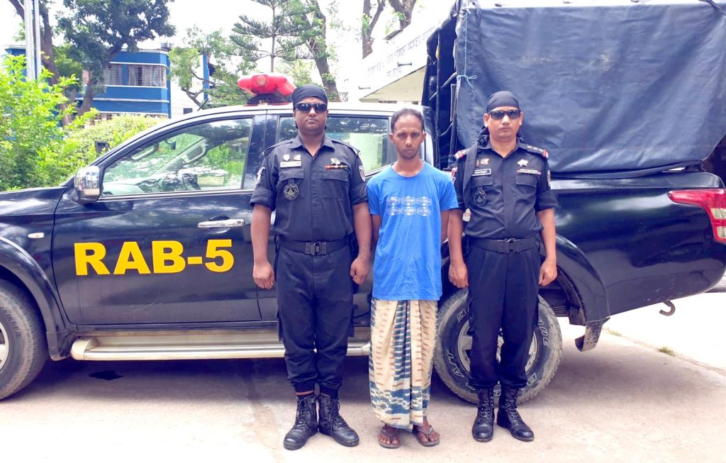 নওগাঁর পত্নীতলায় ফেন্সিডিলসহ মাদক কারবারী গ্রেফতার