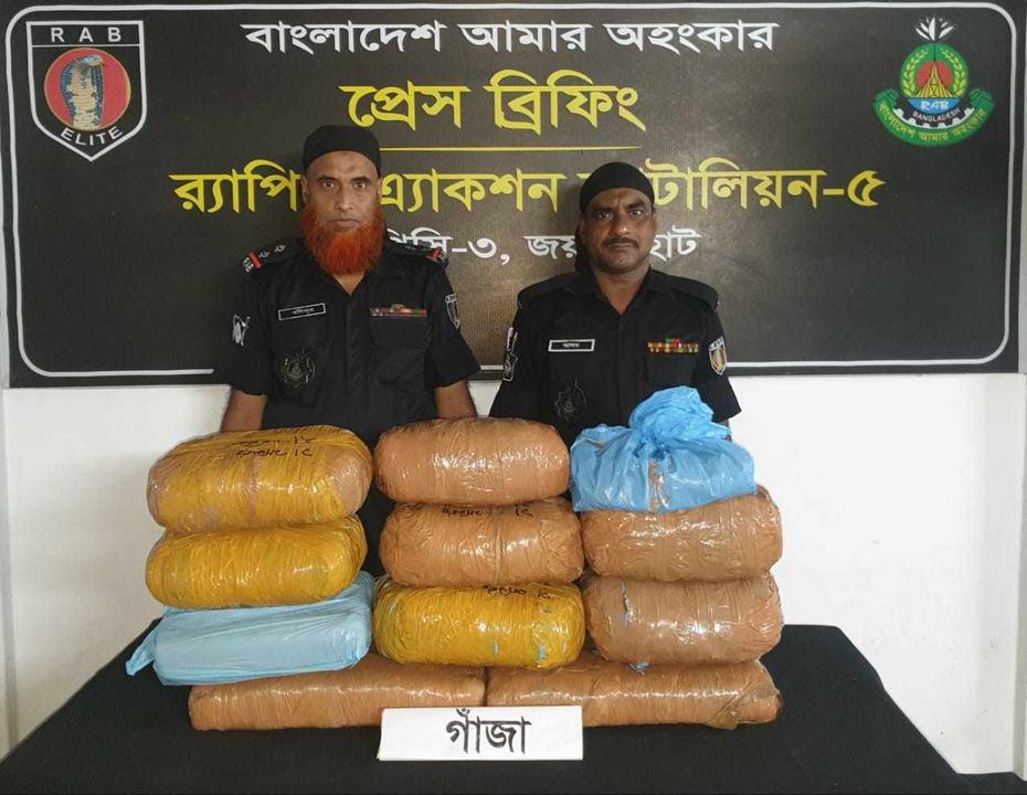 নওগাঁয় গাঁ'জাসহ মাদক ব্যবসায়ী গ্রেফতার