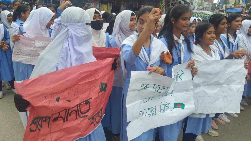 শিক্ষার্থীদের তোপের মুখে পদত্যাগ করলেন ঠাকুরগাঁও পুলিশ লাইনের প্রধান শিক্ষক